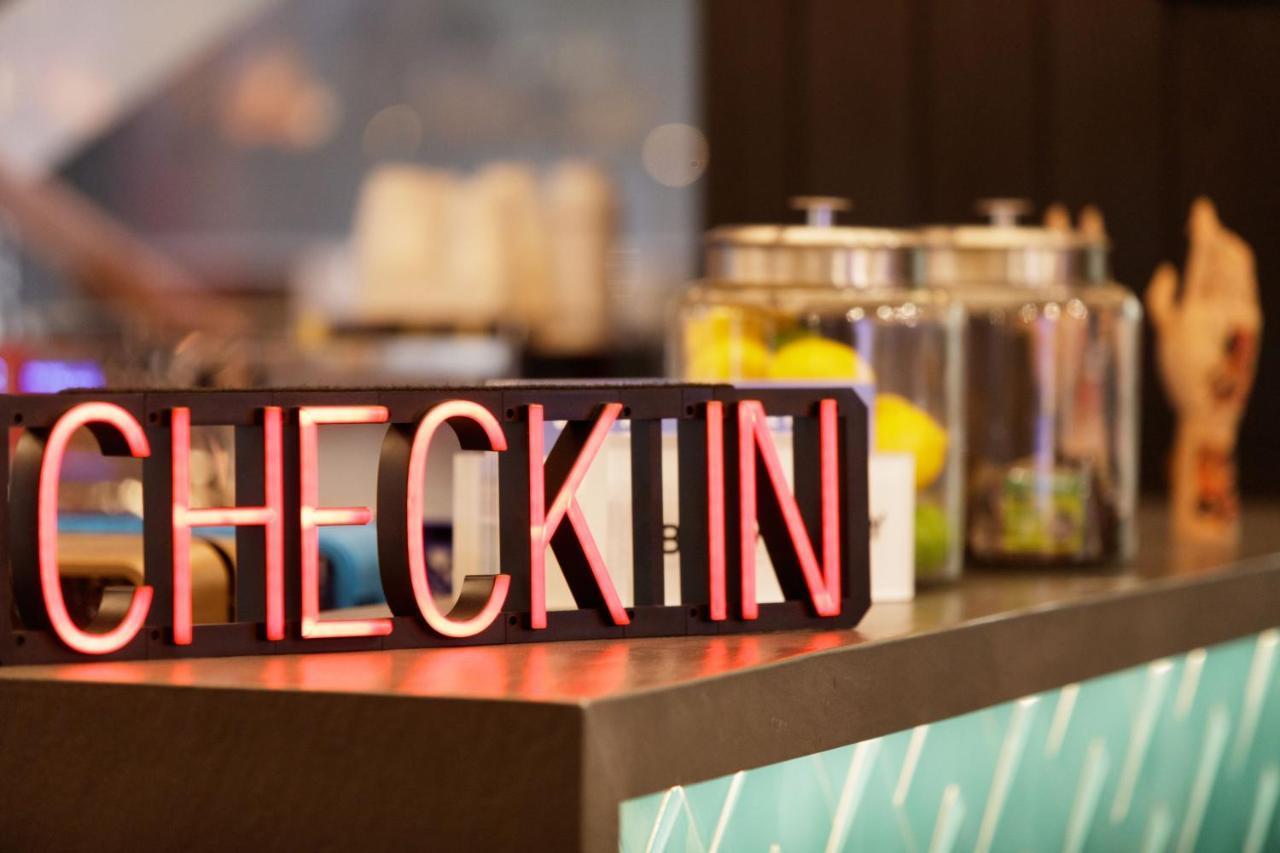 Moxy Richmond Downtown Hotel Bagian luar foto