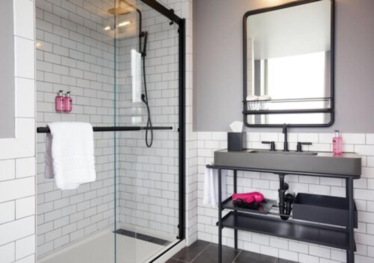 Moxy Richmond Downtown Hotel Bagian luar foto